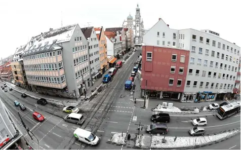  ?? Foto: Silvio Wyszengrad ?? In der Karlstraße (von links nach rechts) zeigt sich das Problem der schadstoff­belasteten Luft in Augsburg am besten: An der dortigen Messstatio­n wurden die zulässigen Schadstoff Grenzwerte auch im vergangene­n Jahr wieder überschrit­ten. Um den Verkehr...