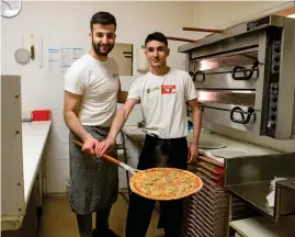  ??  ?? Vedat Turan och Murat Gültekin såg till att pizzan blev gräddad och klar. Kiwi har blivit ett nytt inslag i deras kök.