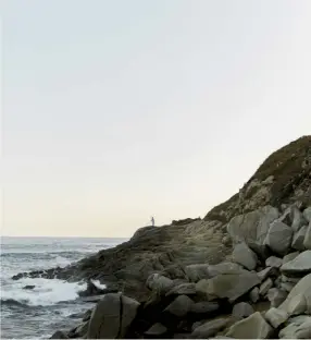  ??  ?? En sentido horario Al costado derecho de las tres casas, Orgullosa, Altanera y Bacana, se contemplan a los pescadores que esperan pacientes la pesca del día sobre la piedra, justo donde rompen las olas. El volumen principal, abierto y luminoso, resguarda sala, comedor, cocina y baño, y se conecta con la terraza y la piscina. La habitación principal presume una terraza privada con un gran cactus.