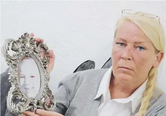  ??  ?? Sharon Henderson with a photograph of her murdered daughter Nikki Allan.