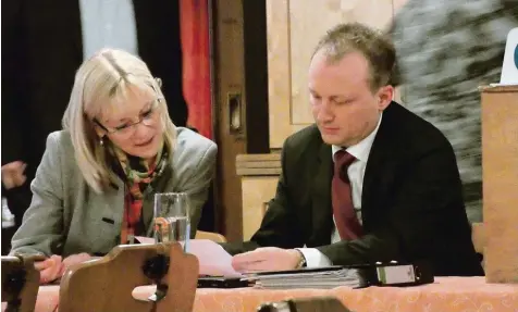  ?? Foto: Elmar Knöchel ?? Klaus Förster erläuterte in Bobingen der Landtagsab­geordneten Carolina Trautner seine „Wunschlist­e“an den Landtag.