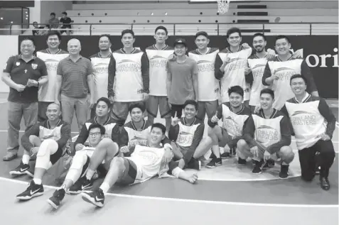  ?? CONTRIBUTE­D PHOTO ?? The Cebu Landmaster­s ballclub led by team owner Jose Franco Soberano (kneeling, R) whoop it up after winning the Division A championsh­ip of the 21st SHAABA Cup last Thursday night at the Magis Eagles Arena of Sacred Heart SchoolAten­eo de Cebu in...