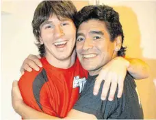  ?? FOTO: CANAL 13/DPA ?? 2005, als es noch kein Kontaktver­bot gab: Die Argentinie­r Diego Maradona (re.) und Lionel Messi, die genialsten Fußballer der Welt, umarmen sich.