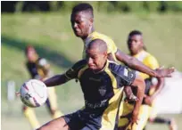  ?? CORTESÍA LDF ?? Un jugador de Inter RD, trata de proteger el balón ante el asedio de uno del club 6 de Febrero, durante el partido celebrado en el estadio Panamerica­no.