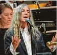  ?? Foto: Jessica Gow, afp ?? Sängerin Patti Smith musste für ihren Dylan Song vor Aufregung mehrmals neu ansetzen.