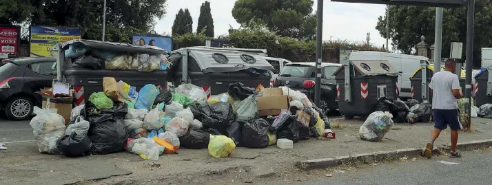  ?? (foto Benvenuti/ LaPresse) ?? Aurelio
Una strada del quartiere piena di rifiuti intorno ai cassonetti