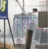  ?? JACQUES NADEAU LE DEVOIR ?? SNC-Lavalin fait face à des « défis plus grands qu’anticipé » concernant les retards dans l’échéancier de la constructi­on du pont Champlain.