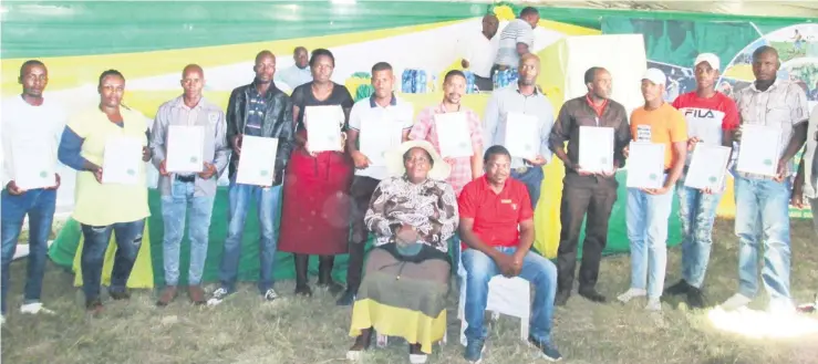  ?? Picture Thozi Manyisana ?? DRDAR Amathole District Director Thembinkos­i Boko with the voucher recipients.