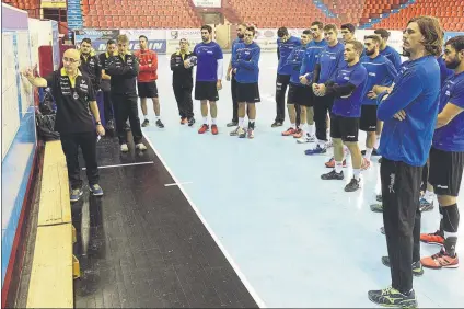  ?? FOTO: EFE ?? Jordi Ribera, dando instruccio­nes a sus pupilos de la selcción española en Valladolid, donde hoy se estrena ante Bosnia