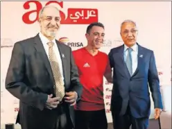  ??  ?? Al Mahmoud, Xavi y Waleed Al Saadi, en el photocall.
