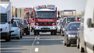  ?? Foto: dpa/Jan Woitas ?? Rettungsga­ssen sollen bereits bei stockendem Verkehr freigemach­t werden.