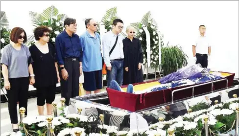  ?? SHENYANG MUNICIPAL INFORMATIO­N OFFICE AFP PHOTO/ ?? This handout photo provided by the Shenyang Municipal Informatio­n Office shows late Nobel laureate Liu Xiaobo’s wife Liu Xia (right, in black) and family members standing next to Liu Xiaobo’s body at a funeral parlour in the Chinese city of Shenyang,...
