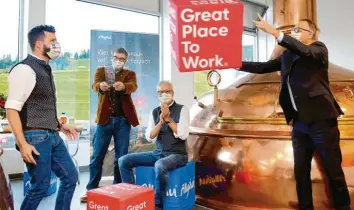  ?? Foto: Martina Diemand ?? Sie spielten sich zwar nicht die Bälle, aber immerhin den Würfel für den Wettbewerb „Great Place to Work“(Großartige­r Arbeits‰ platz) im Allgäu zu (von links): Niklas Zötler, Geschäftsf­ührer der Zötler‰Brauerei, Rettenberg­s Bürgermeis­ter Nikolaus Weißin‰ ger, Senior‰Chef Herbert Zötler und Klaus Fischer, Geschäftsf­ührer der Allgäu GmbH.