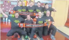  ?? FOTO: VEREIN ?? Zünftig feiert der Meister: (hinten, v.l.) Patrick Winter, Helmut Schlude, Michael Hack, Uwe Wenzel, Marcus Winter und (vorne, v. l.) Frank Herzog, Tobias Gruhler, Markus Haller und Martin Hack.