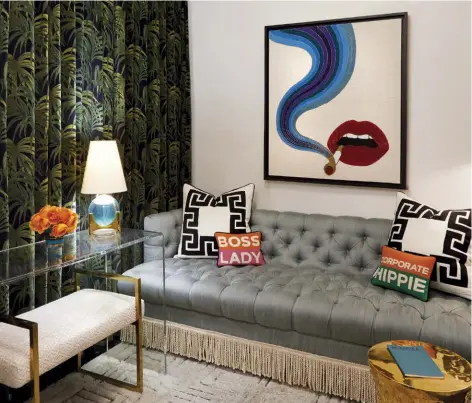  ??  ?? El diseño interior hace referencia a la musa de la empresa —la diosa griega Atenea—, y cuenta con varios toques glamorosos que caracteriz­an el estilo de Jonathan Adler.