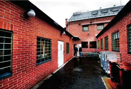  ?? FOTO: ERIK HOLAND ?? GAMMELT: Arendal fengsel ble bygget i 1862 og er ikke egnet for moderne soning. Nå reagerer Sivilombud­smannen også på ressurssit­uasjonen og bemanninge­n.