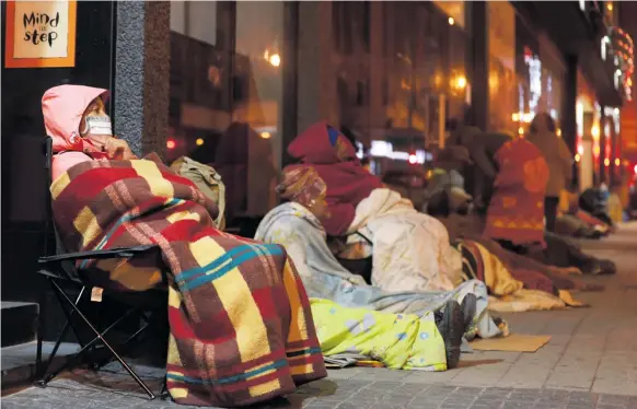  ?? Foto: Nardus Engelbrech­t/ap ?? Kvinnor köar före gryningen för att ansöka om ekonomiskt stöd i Kapstaden, Sydafrika, under landets nedstängni­ng i maj.