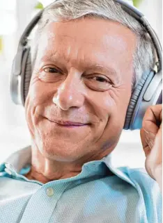  ??  ?? Entspannt Musik hören, ohne die Umgebung zu stören, funktionie­rt am besten mit Kopfhörern.