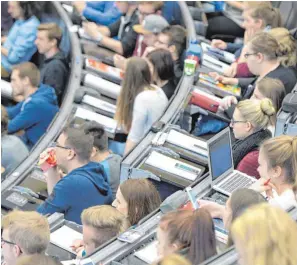  ?? FOTO: STEFAN PUCHNER/DPA ?? Nicht nur für Abiturient­en: In den Hörsälen sitzen mittlerwei­le Studenten mit verschiede­nen Hochschulz­ugangsbere­chtigungen.