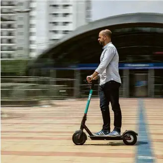  ?? Adriano Vizoni/Folhapress ?? Patinete elétrico da portuguesa Iomo, que vai ter operações em Santos