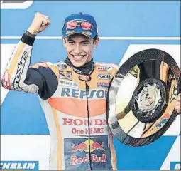  ?? FOTO: GETTY ?? Marc Márquez Con su sexto trofeo de ganador de la temporada de MotoGP