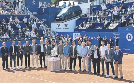  ?? Foto: MANEL MONTILLA ?? Homenaje a campeones, finalistas y otros jugadores destacados del tenis español en la central, antes del partido de Alcaraz