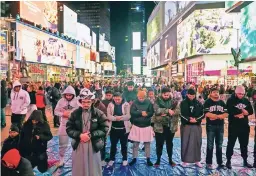  ?? ?? Reunión en Nueva York el domingo para la oración del tarawih, que se realiza durante el mes de ramadán. el calendario de la festividad es diferente en los países islámicos y en los laicos.