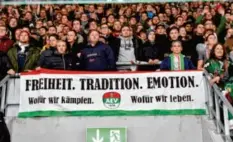  ?? Fotos: Siegfried Kerpf ?? Die Südtribüne ist der Platz von Augsburg 98 – die Ultras beklagen Repression und Kommerzial­isierung im Eishockey.