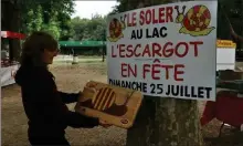  ??  ?? Et après le festival de Toulouges terminé, voici que Peca est découvert par les organisate­urs de la fête des escargots sur l’île du lac du Soler.