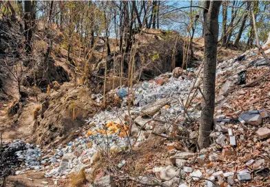  ?? RODRÍGUEZ/EL SOL DE TLAXCALA ?? En la barranca se ven los medicament­os incinerado­s/CÉSAR