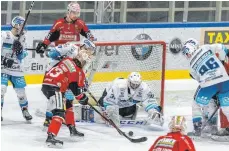  ?? FOTO: CHRISTIAN FLEMMING ?? Nicht zuletzt Goalie Lucas Di Berardo war es zu verdanken, dass die Lindauer am Dienstagab­end ohne Gegentor in Memmingen blieben.