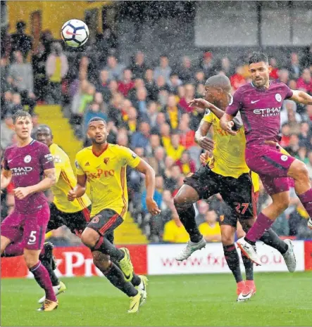  ??  ?? TRIPLETE. El Kun Agüero marcó tres tantos en la goleada del Manchester City en su visita al Watford.