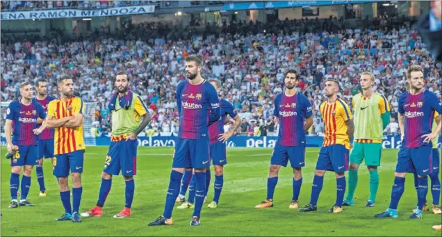  ??  ?? RESIGNADOS. El Barcelona asistió a la coronación del Real Madrid como campeón de la Supercopa con una vara que hablaba por si mismo.