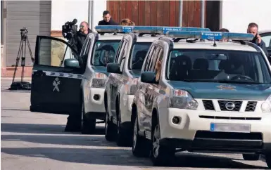  ?? Foto: Wiltrud Schwetje ?? Guardia Civil und Medienvert­reter vor dem Gerichtsge­bäude in Coín.