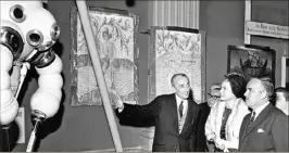  ?? (Photo archives Palais princier) ?? Le prince Rainier III et la princesse Grace lors de leur visite de l’exposition « Sous la mer », le  avril  au Musée oéanograph­ique, sous la direction de Jacques-Yves Cousteau.