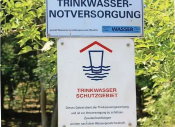  ?? ANDREAS SCHOLZ ?? Dieses Schild im Bereich der Apfelbachq­uellen warf jetzt Fragen auf.