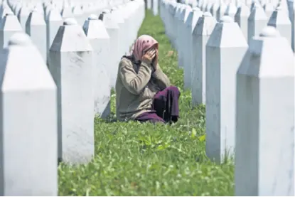  ??  ?? Bolno nasljeđe krvavog rata i dalje pritišće odnose ne samo na razini osobnih tragedija nego i na razini nacija koje s nepovjeren­jem gledaju ‘susjede’