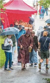  ??  ?? Besonders am Samstag goss es in Donauwörth zeitweise wie aus Eimern.