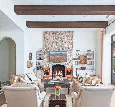  ?? COURTESY NATALIE JACOBSEN OF RUSS LYON SOTHEBY'S INTERNATIO­NAL REALTY ?? A living room of an almost 8,000-square-foot home on the Phoenix side of an Arcadia neighborho­od, purchased by Kim and Neeley Brady.