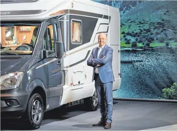  ?? FOTO: ERWIN-HYMER-GRUPPE ?? EHG-Chef Martin Brandt vor einem Wohnmobil der Marke Hymer: „Wir können nicht so viel produziere­n, wie wir verkaufen könnten“, sagt Brandt über die aktuellen Lieferengp­ässe.