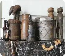  ??  ?? Memorias de África: cesta de mimbre a modo de bolso de mano. Jarrones de madera. Figuras humanas talladas en hueso y madera. Minibotell­as colgantes de la tribu Masai. En este bodegón todo nos remite a la riqueza de la artesanía de diferentes etnias del continente africano.