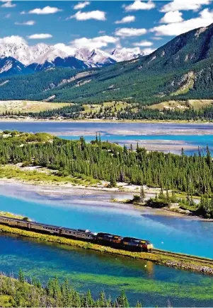  ??  ?? Ende des 19. Jahrhunder­ts bedeutete die Fertigstel­lung der Canadian Pacific Railway – hier rollt der Zug durch Alberta – einen Brückensch­lag von Ost nach West und die Einheit des Landes.