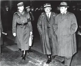  ??  ?? PURGA INTERNA. Ernst Röhm (en el centro de la imagen, con su ayudante Hans Erwin von Spreti) lideró las SA hasta que fue asesinado en la Noche de los Cuchillos Largos, el 30 de junio de 1934.