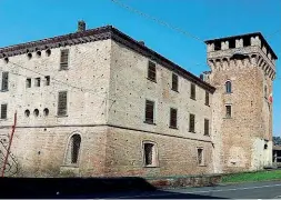  ??  ?? Il maniero Le prime tracce di una fortificaz­ione a Urgnano risalgono al 1016