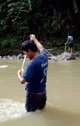  ?? PHOTO FROM AGHAM ?? MEMBERS of an environmen­tal investigat­ion mission conduct tests and take measuremen­ts on the project site in September 2012.