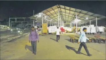  ?? ANUSHREE FADNAVIS/HT ?? The report found that people can evade frisking at New Delhi Railway Station if they enter through the main parcel area.