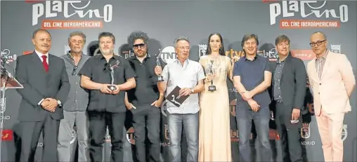  ?? TWITTER PREMIOS PLATINO: ?? FAVORITOS. Ayer Oscar Martínez y Natalia Oreiro con sus premios (ctro.). También los directores argentinos de El ciudadano ilustre.