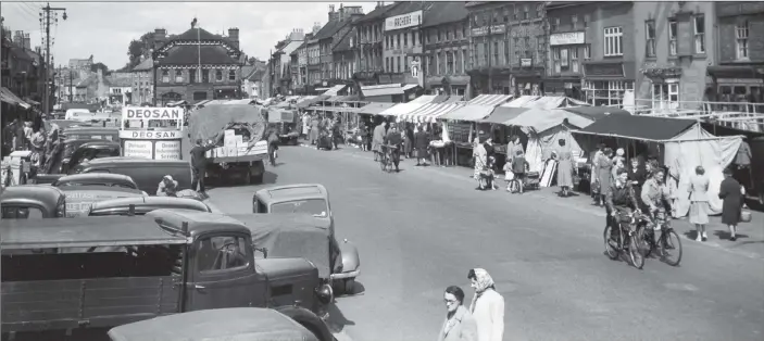  ?? PICTURE: YORKSHIRE POST NEWSPAPERS ?? SHOPPING EXPERIENCE: A busy scene on the High Street in the North Yorkshire town of Northaller­ton on a market day on August 16, 1950.