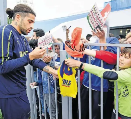  ?? KEYSTONE ?? Liebling der Autogrammj­äger: Milan-linksverte­idiger Ricardo Rodriguez erfüllt die Wünsche der jungen Fans.