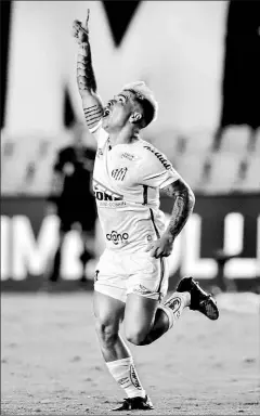  ?? Fotos: EFE ?? •
Yeferson Soteldo, de Santos, celebra un gol durante un partido de las semifinale­s ante Boca, el 13 de enero.